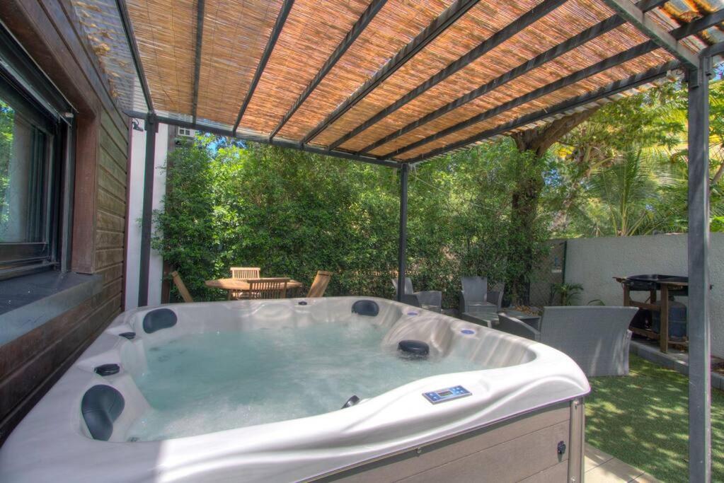 Le Grand Bleu - Jacuzzi - apt La Saline Le Bains Extérieur photo